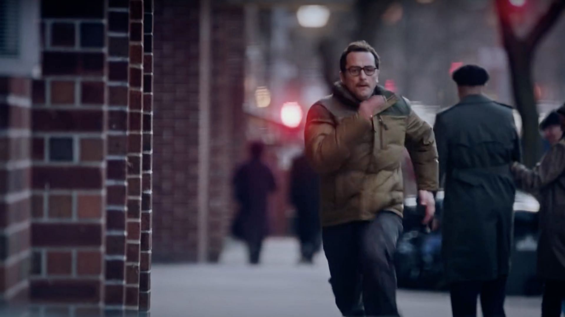 Philip runs from the FBI in The Americans (Image via YouTube/FX Networks)